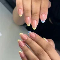 خدمات کاشت و ترمیم ناخن (مدل)