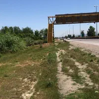 زمین کشاورزی بر آسفالت اصلی