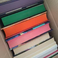 تعدادی کتاب .تاج دوقلو ها دختر مهتاب.