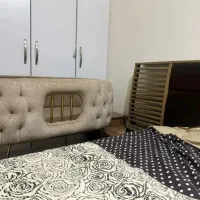 تخت کنار مادر