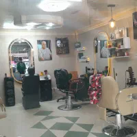 ارایشگر اقا با مشتری