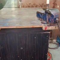 میز کار محکم چوبی و گیره فولادی