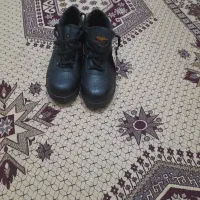 یه جفت کفش ایمنی نو
