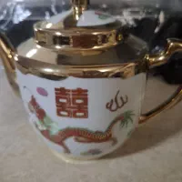 قوری قدیمی اژدها و لیوان شربت خوری