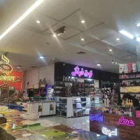 نیروی فروشنده‌ و خدماتی نظافتی در مجتمع بین راهی