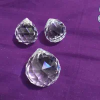 تعدادی گوی اویز کرستاری اتریشی و چنی