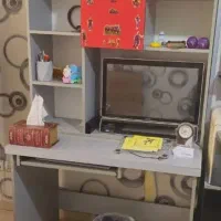 میز کامپیوتر و‌کتابخانه