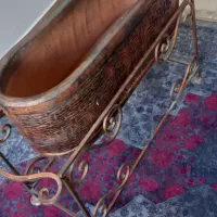 گلدان سفالی با پایه مسی