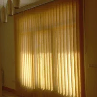 پرده کرکره ای کرم رنگ روشن در حد نو