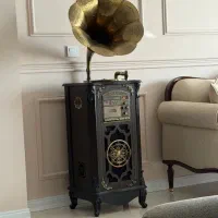 گرامافون و ساعت ایستاده و کنسول و آینه