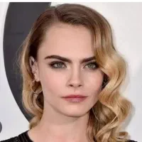 مدلینگ خانم بدون‌عکس صورت دامن و کفش