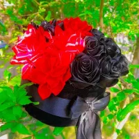 باکس ۳۰ شاخه ترکیبی از گل شبیه ساز نیلوفر و رز