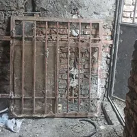 درب حیاط ماشین رو.. پنجره بزرگ درب چوبی خانه
