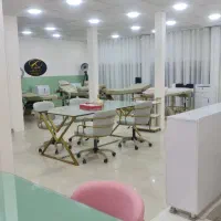 اجاره صندلی و تخت در سالن لوکیشن عالی|اجارهٔ دفتر کار، اتاق اداری، مطب|اهواز, کیانپارس |دیوار