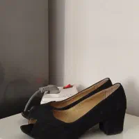 تعدادی کفش درحدنو