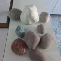 تعدادی سنگ خاص آکواریم ماهی در سایزهای مختلف