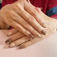 ترمیم و کاشت و مانیکور و پدیکور ناخن