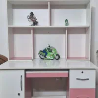 میز تحریر همراه با کتابخانه