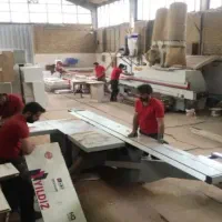 کارگر ساده کابینت سازی مسلط به رانندگی