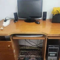 یک عدد میز کامپیوتر