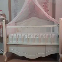 تخت کودک با تشک و تور بالای تخت و گارد و کوسن