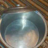 قابلمه روحی بزرگ با بدنه محکم و ضخیم|ظروف پختوپز|تهران, نیروی هوایی (پیروزی)|دیوار