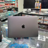 مک بوک پرو۲۰۱۷رم۱۶گیگi7هارد۲۵۶