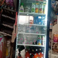 یخچال  ایستاده وسماور گازی و تعدادی قفسه