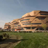 مغازه با دکوراسیون کامل جهت لباس فروشی