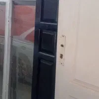 پنجره آهنی و در چوبی