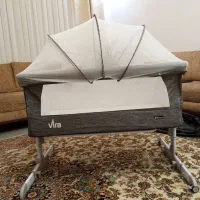 تخت کنار مادر