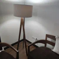 آباژورایستاده کنارمبلی چوبی تاشو