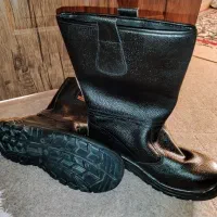 چکمه ایمنی چرم طبیعی شیما و یک جفت پوتین