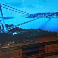 تلویزیون با میزش