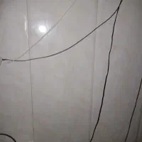 یک زمین فروشی ساخته شده منزل و مقازه