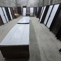 درب اتاقی با چهار چوب و قفل و لولا و دستگیره