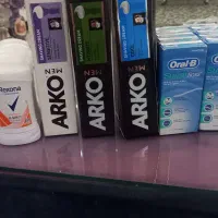 تعدادی وسایل بهداشتی نخ دندان وضد تعریق و خمیر ریش