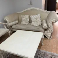 مبل ۷ نفره به همراه میز و عسلی و ساعت ایستاده