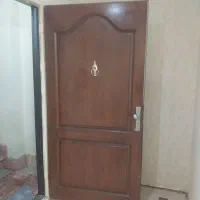 درب چوبی سمت چپ