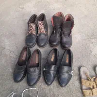 تعدادی کفش بچگانه و زنانه و یک فوتبالی