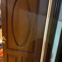 درب قهوه ای به همراه دستگیره