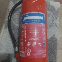 یک عدد کپسول پودری۶کیلویی شارژ داره و یک دوربین