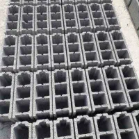 کارگر ساده آقا و اپراتور دستگاه در کارگاه بلوک زنی