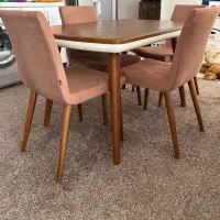 میز چوبی با چهار صندلی