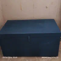 صندوق بزرگ وجادار قدیمی.