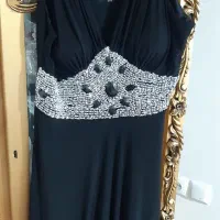 یک سری لباس مجلسی زنانه بفروش می‌رسد