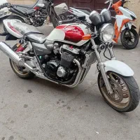 موتور سنگین سی بی ۱۳۰۰مدل ۲۰۰۲ درحد انجین مشکی