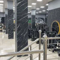 کمک اشپز نیم شیفت نیروی کار جوان در بوفه باشگاه