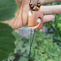 گردن‌آویز پلاک چوبی حرف ف