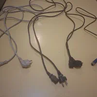 ۴ ععد کابل برق به کامپیوتر و یک عدد کابل vga